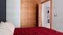 S&eacute;ville Appartement - The master bedroom also features a large built-in wardrobe.