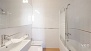Seville Apartment - Bathroom with washbasin, w.c., bidet and bathtub.