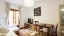S&eacute;ville Appartement - Living room with sofa and flat-screen TV.