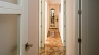 S&eacute;ville Appartement - A corridor leads to the bedrooms and bathrooms.