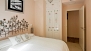 S&eacute;ville Appartement - Bedroom 2 with double bed and fitted wardrobe.
