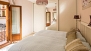 S&eacute;ville Appartement - Bedroom 3 with twin beds (90 x 200 cm). All rooms have a wardrobe to store your belongings.